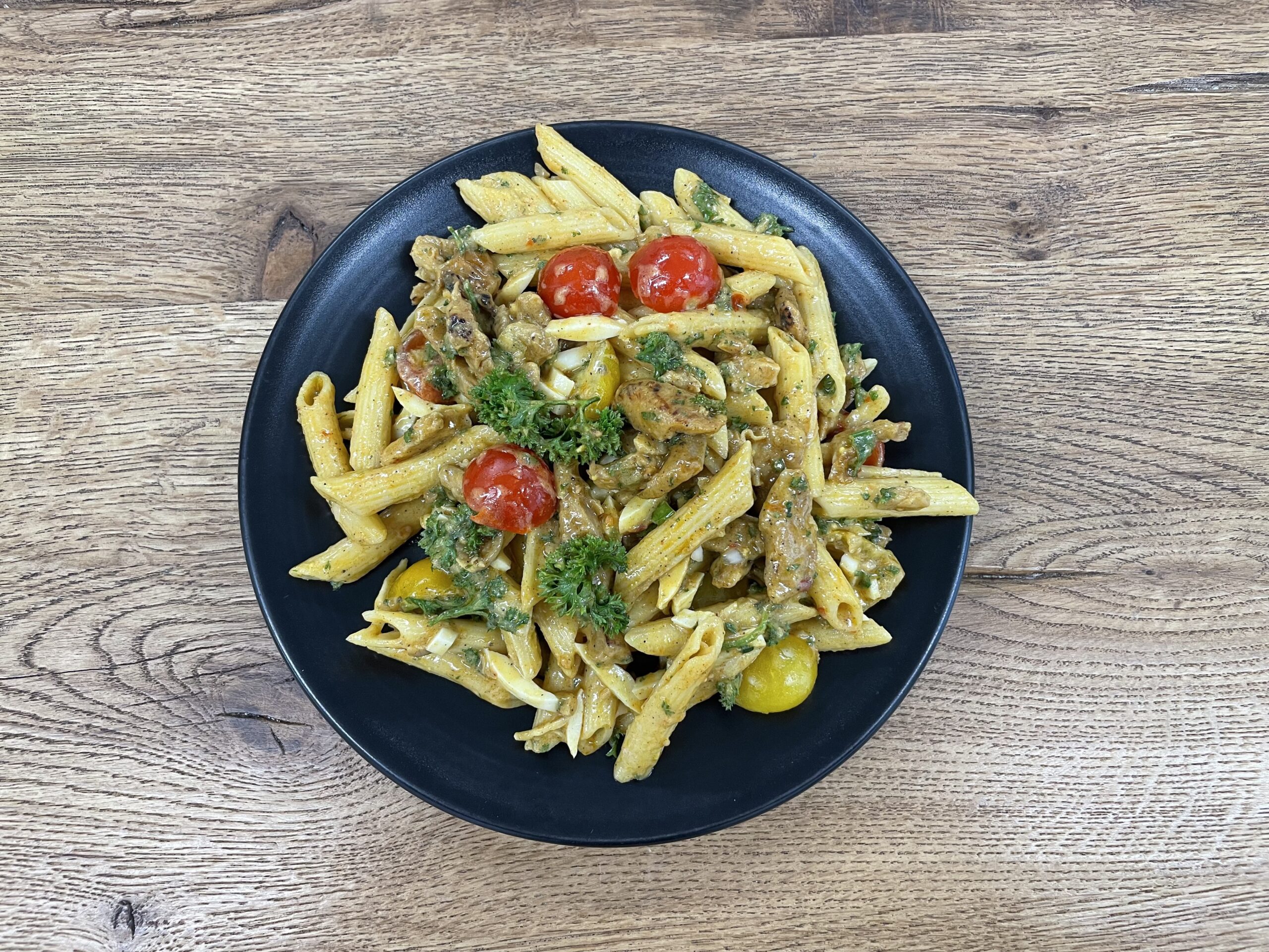 Kräuter-Nudelsalat mit Poulet und Ei (kleine Box)