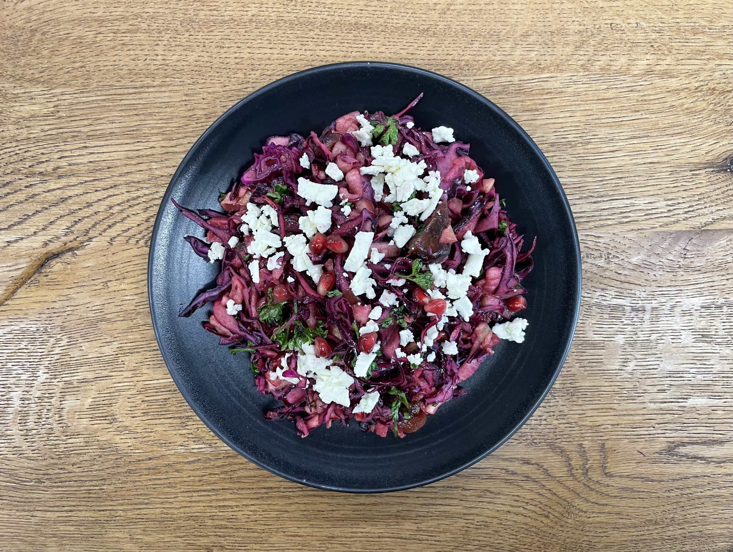 Rotkohlsalat mit Datteln und Hirtenkäse (kleine Box)